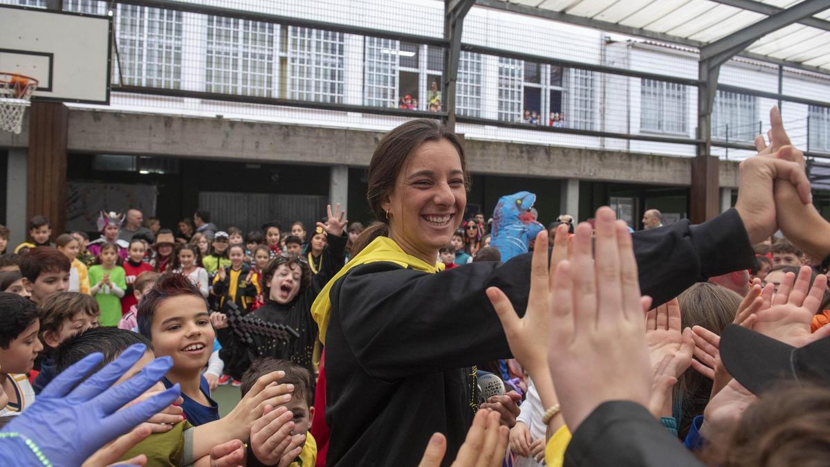 La nadadora María de Valdés visita el Liceo La Paz