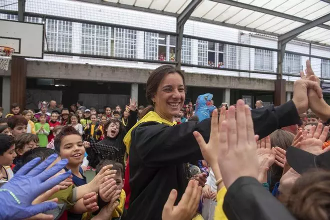 La nadadora María de Valdés visita el Liceo La Paz tras proclamarse subcampeona del mundo en aguas abiertas