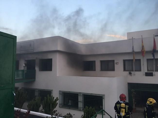Los bomberos apagan un incendio en el Centro de Mayores de Arrecife
