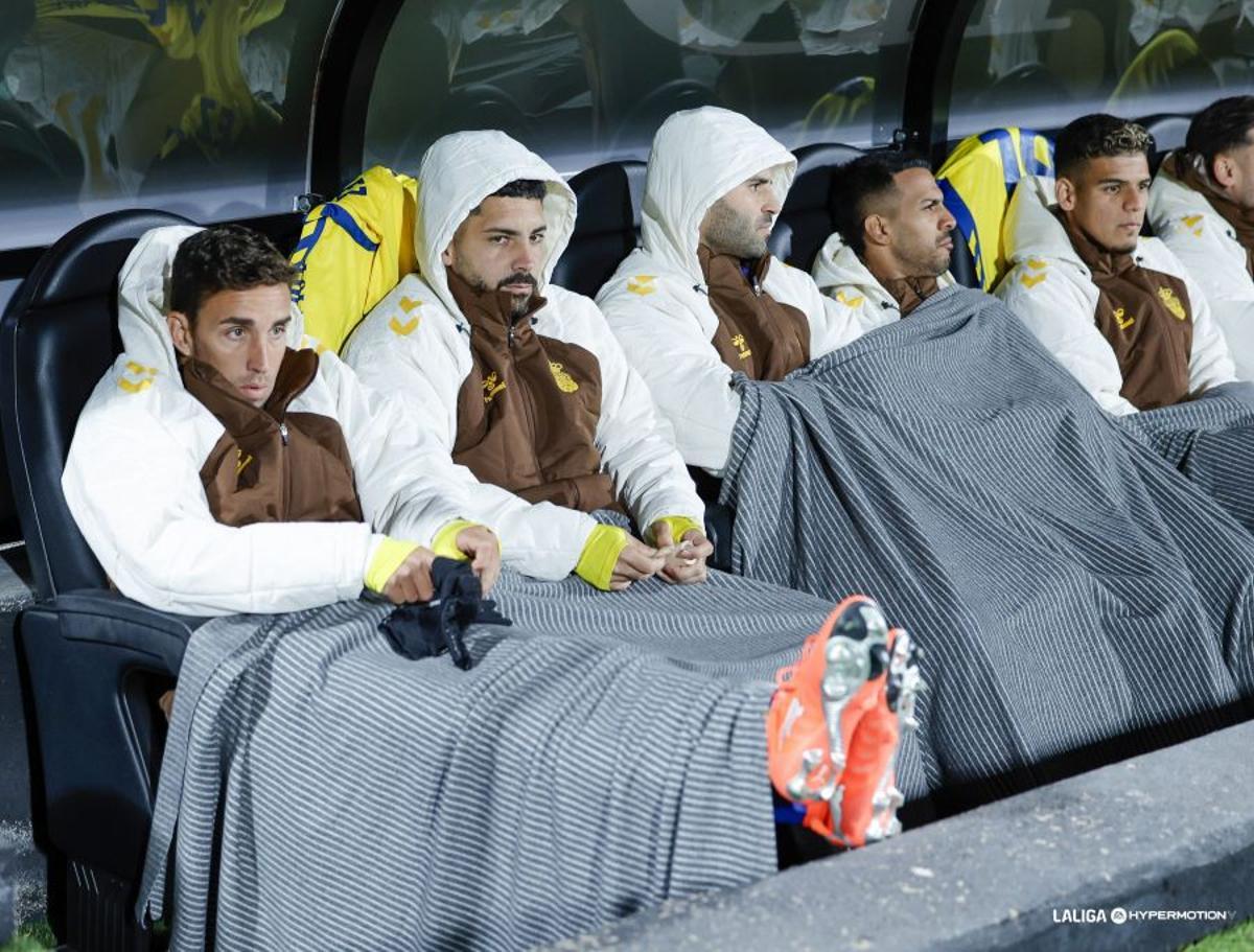 Banquillo de la UD Las Palmas en Castalia, con Viera y Jesé entre abrigos y mantas