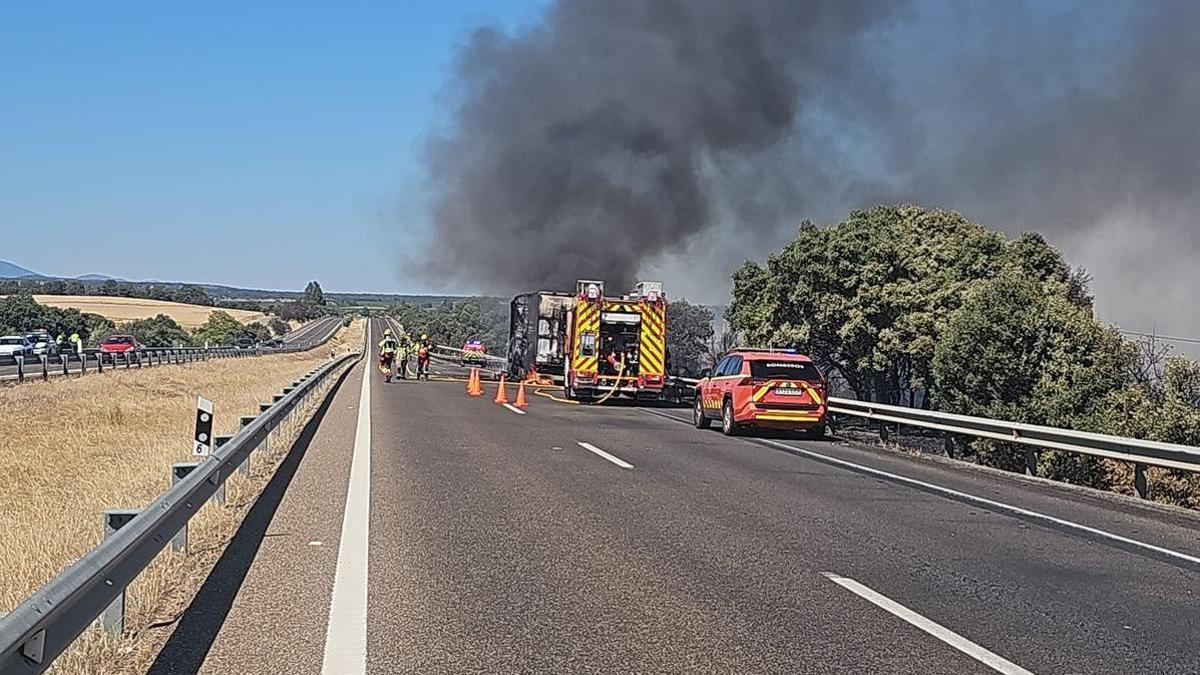 Vídeo | Un camión sale ardiendo tras chocar contra un turismo en la provincia de Badajoz