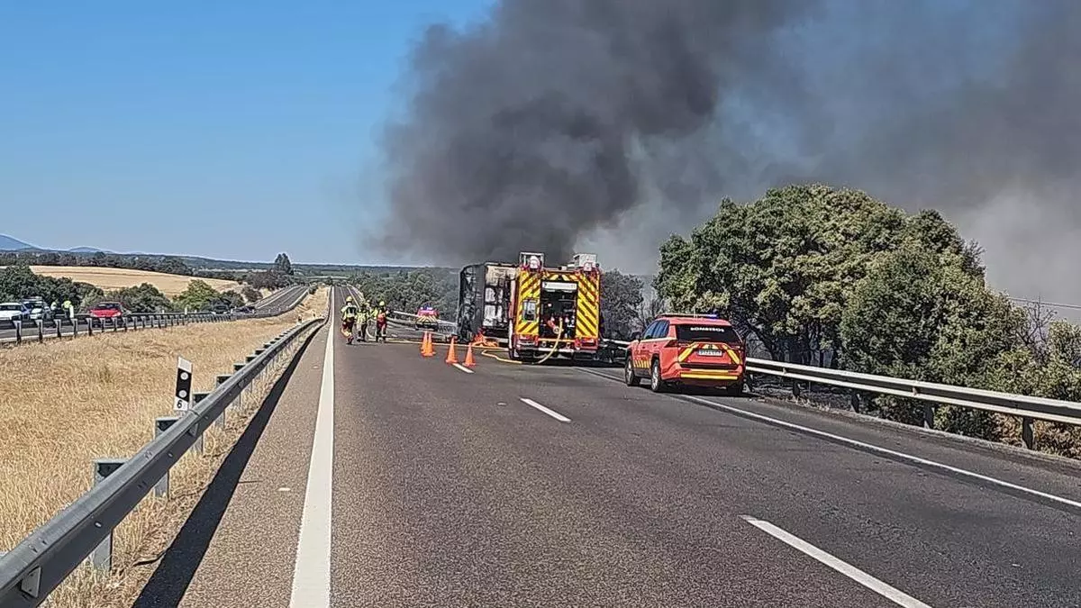 Un camión sale ardiendo tras chocar contra un coche cerca de Guareña y dos personas resultan heridas