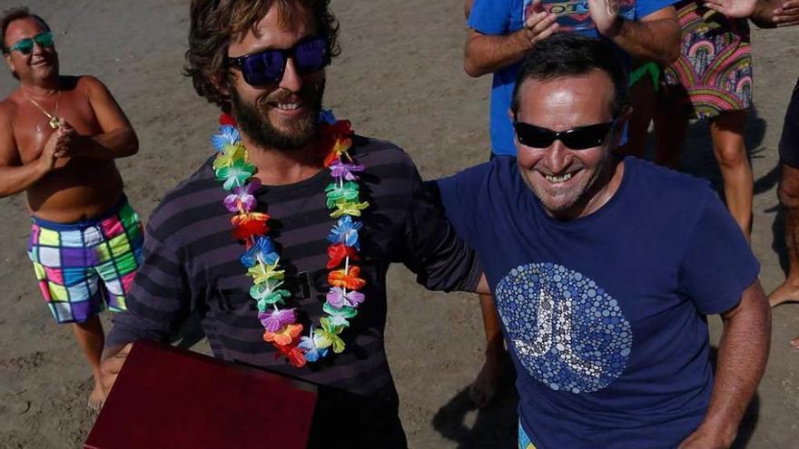 Marcos Rodríguez, recibiendo el premio ayer en la playa.