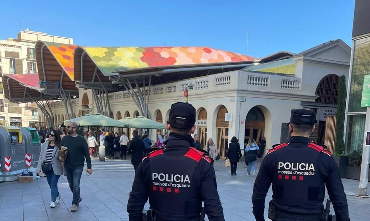 Una patrulla de Mossos por Barcelona