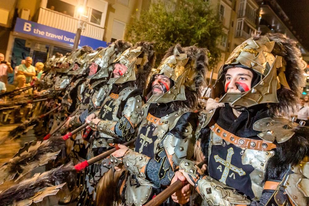 Los Moros y Cristianos hacen suyas las calles de Benidorm.