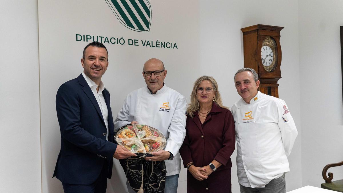 Mompó, con el mestre major del Gremi de Forners, Juanjo Rausell.