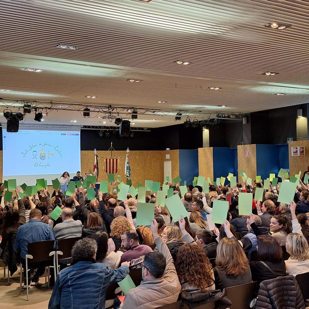Votación de uno de los puntos en la asamblea, en una imagen proporcionada por la Junta Festera de El Campello