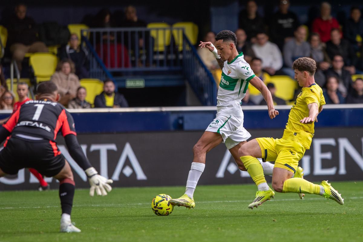Álvaro Rodríguez trata de disparar durante el partido entre Elche y Villarreal.