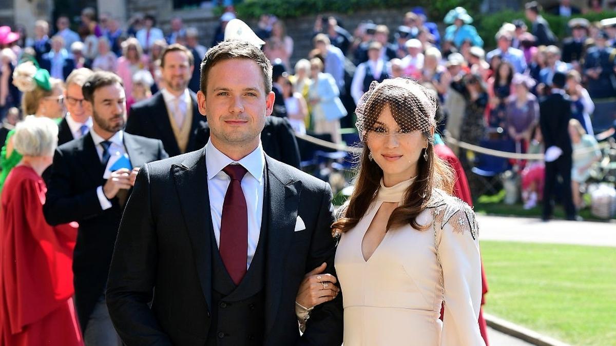 Patrick J. Adams y Troian Bellisario en la boda real