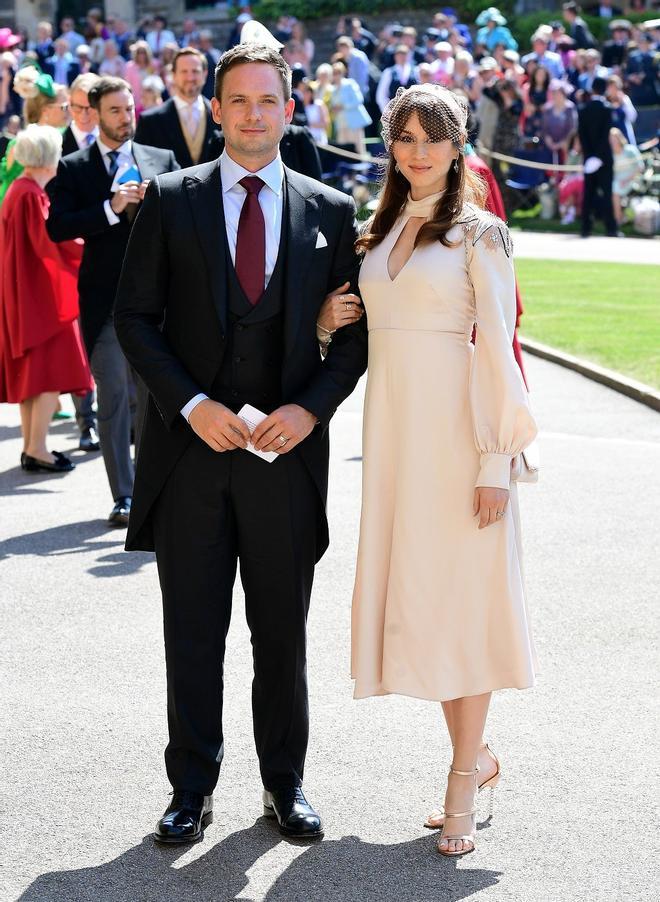 Patrick J. Adams y Troian Bellisario en la boda real