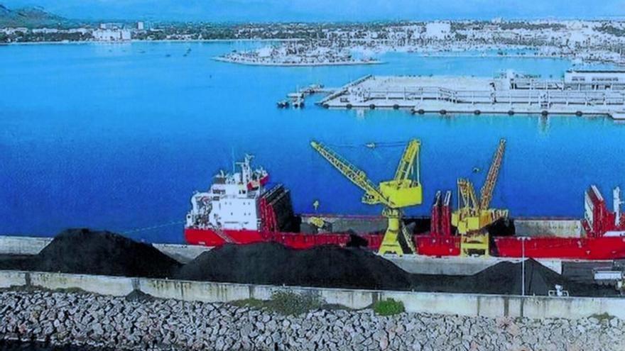 Acumulación de carbón en el puerto de Alcúdia.