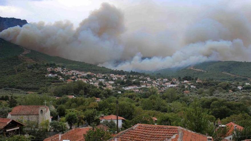 Un incendio forestal pone en riesgo la ciudad helena de Rachoni