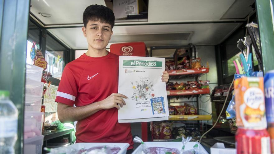 Álvaro Naharro, con la edición de El Periódico Extremadura.