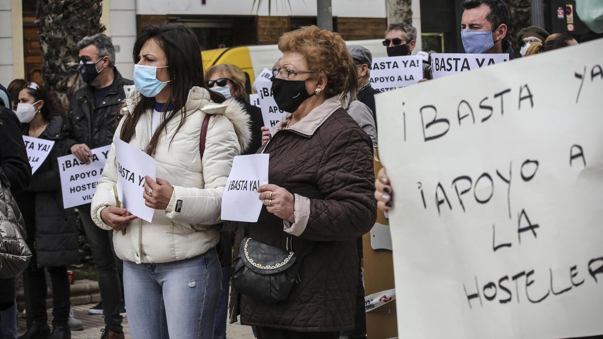 Protesta de los hosteleros en Alicante contra el cierre de la hostelería