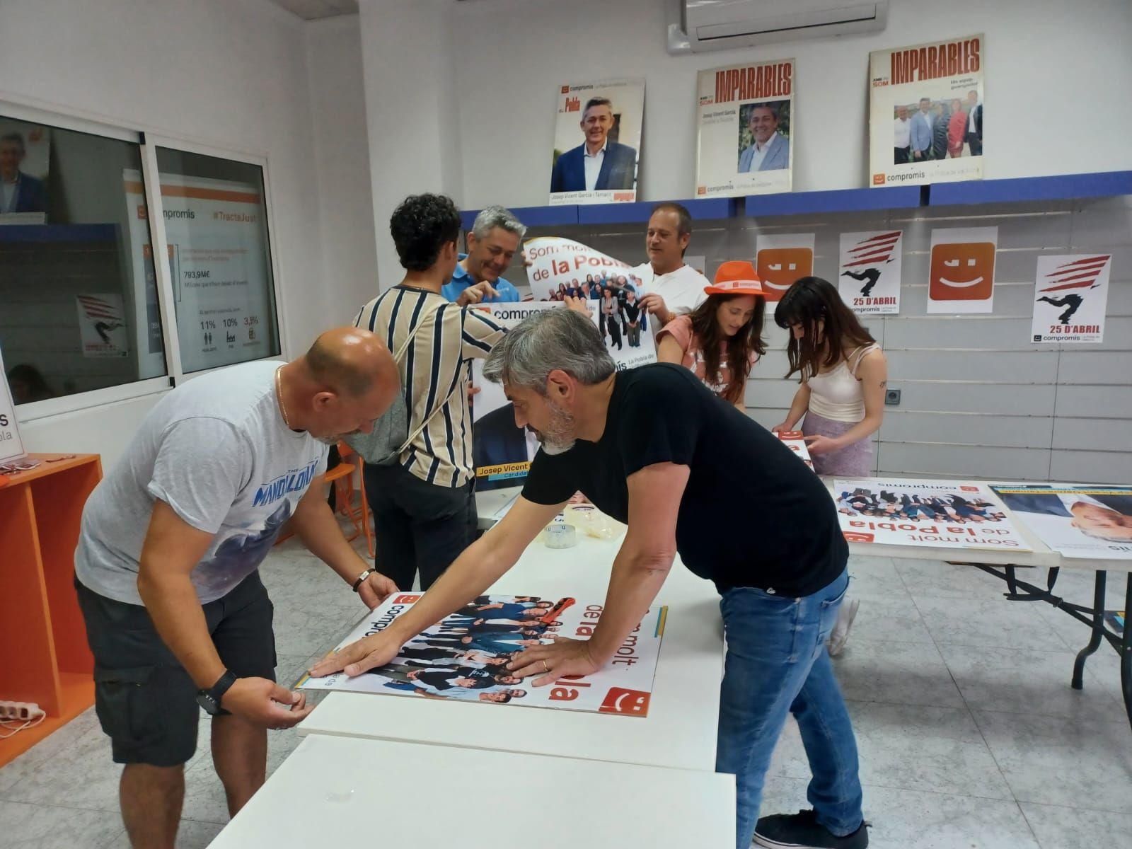 Noche de cuelga de carteles electorales en Camp de Túria