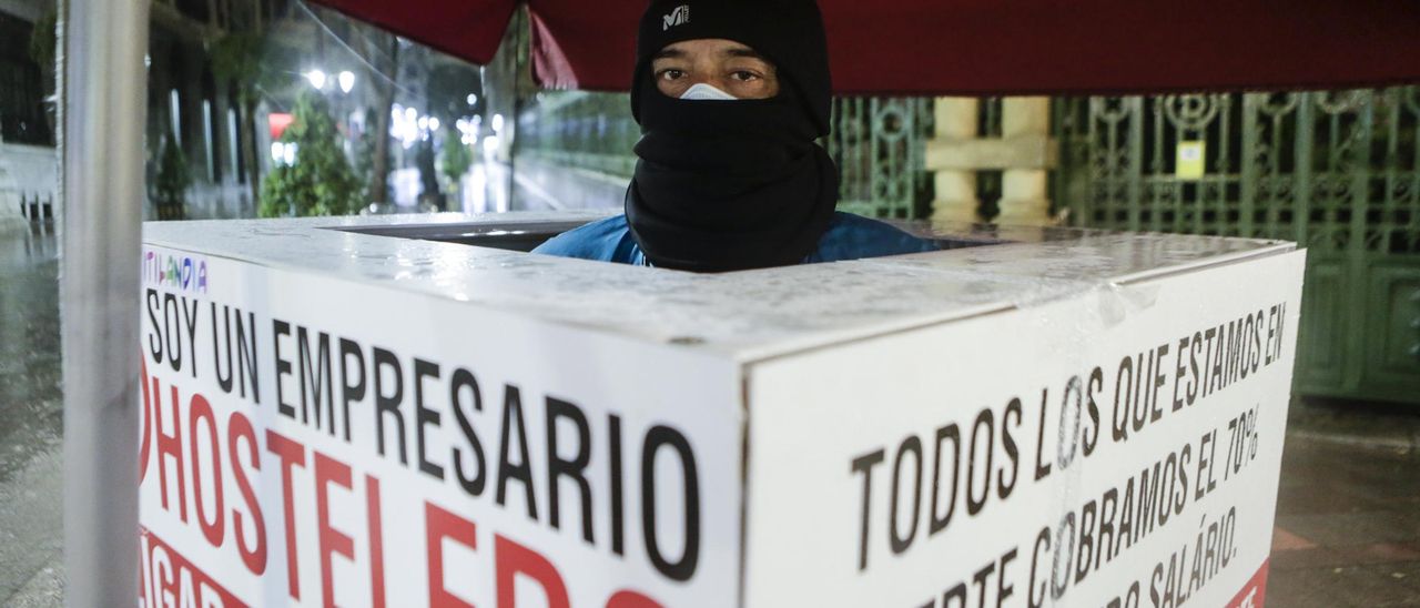 Titi Sánchez, este sábado por la noche, delante de la Junta.
