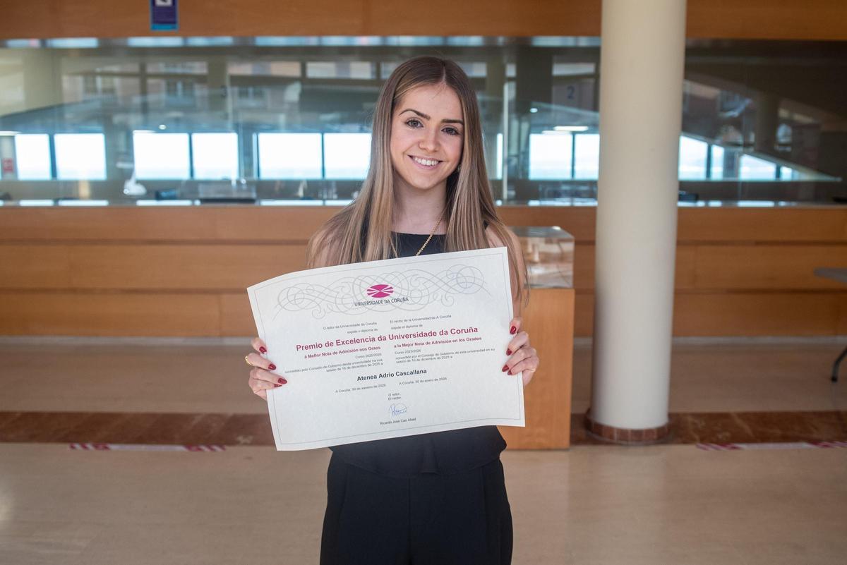 Atenea Adrio, estudiante reconocida con el premio de Excelencia con la mejor nota de acceso al doble grado de ADE y Derecho