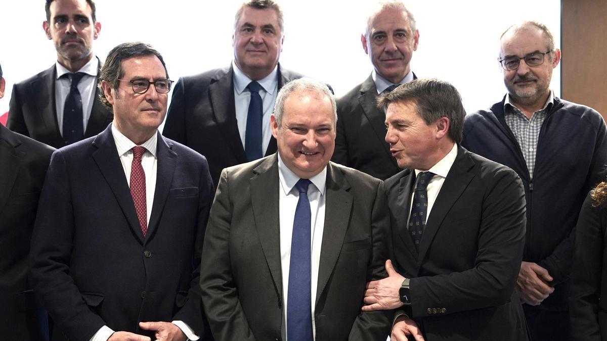 Por la izquierda, Antonio Garamendi, Jordi Hereu y José Luis Álvarez Almeida, hoy en la CEOE.