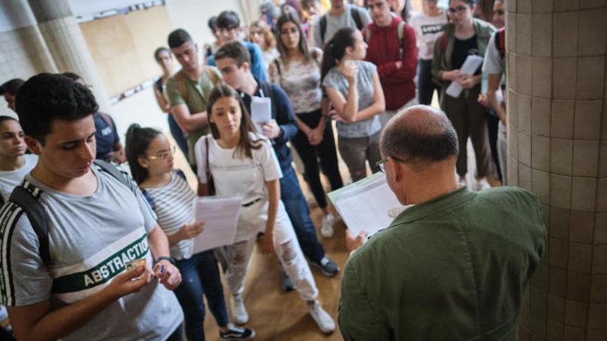 Alumnos canarios atienden a las instrucciones.