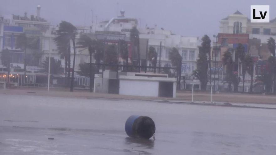 El viento hace estragos en las playas de la Patacona y las Arenas