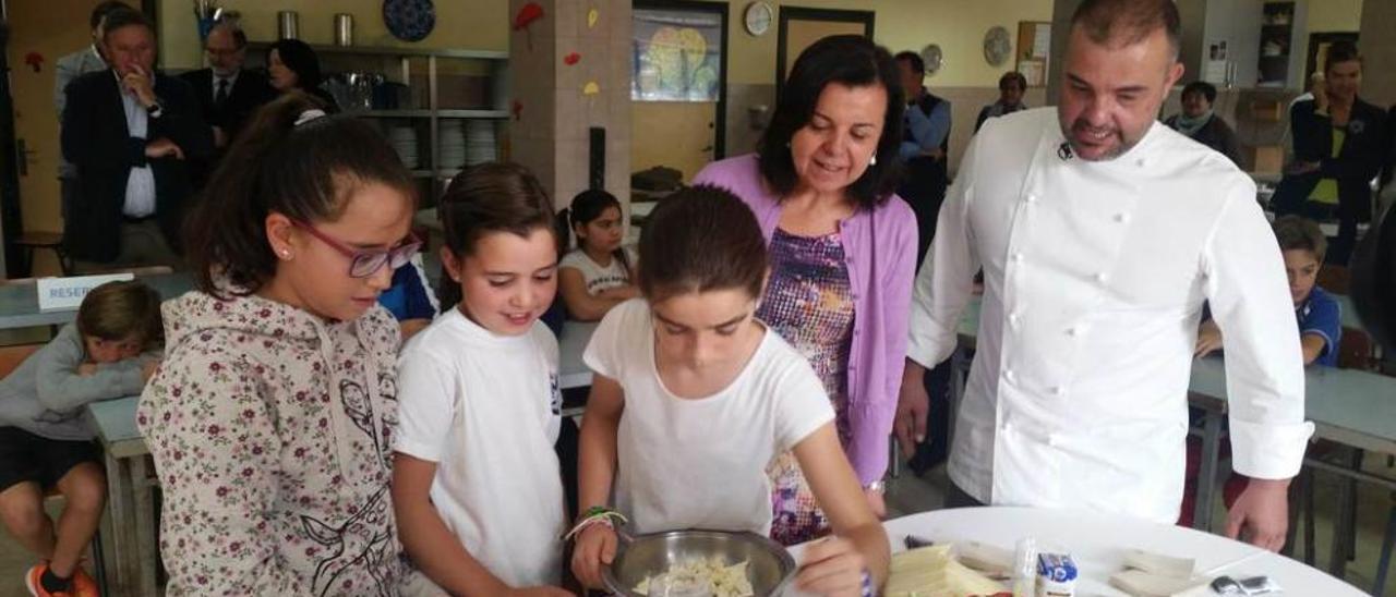 La consejera María Jesús Álvarez y el chef Sergio Rama, ayer, con las niñas Kisy Villamarín, Vega Escobedo y Laura García de Tuñon.