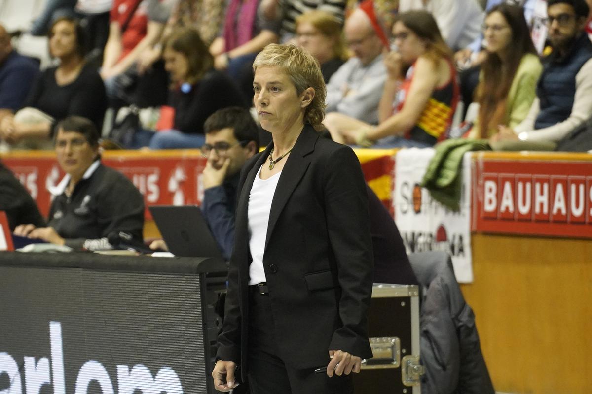 Laura Antoja dirigint el partit de l'Spar Girona.