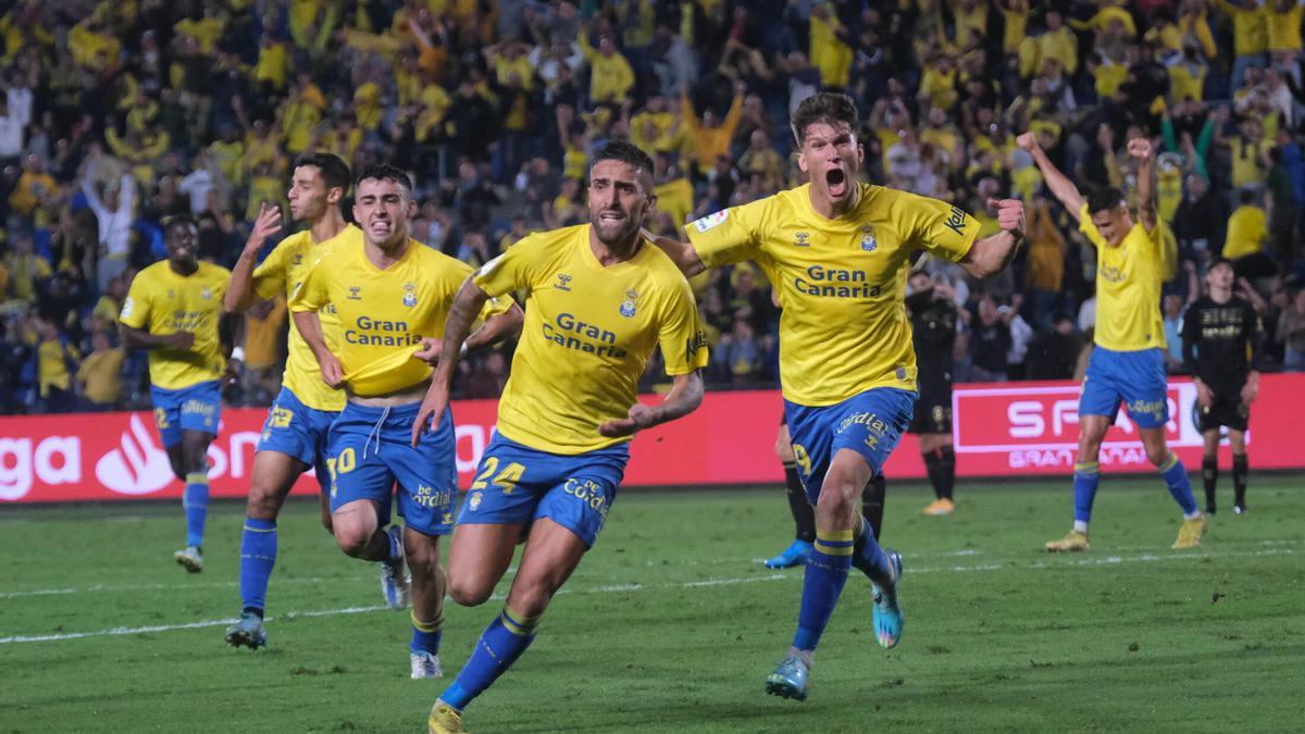 Pejiño, en el centro, corre para celebrar su primer gol al Tenerife, este curso