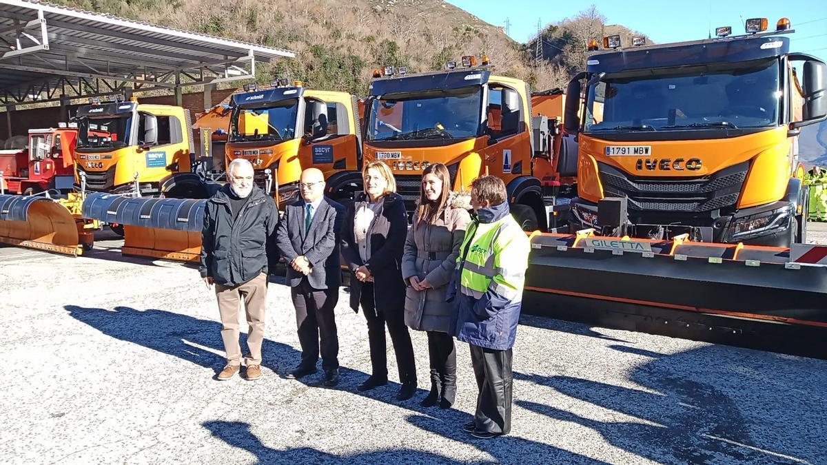 De izquierda a derecha, Eduardo Arrojo, Faustino Sánchez, Delia Losa, Mireya Muñoz, jefa de la Demarcación de Carreteras del Estado en Asturias, y Raquel Casado, jefa provincial de Tráfico