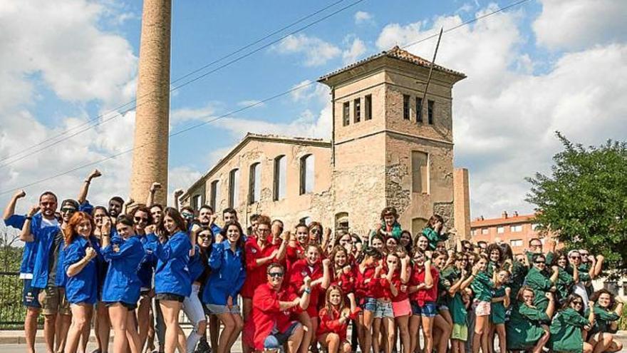 Membres de les tres colles de La Fumera davant la Fàbrica Vella