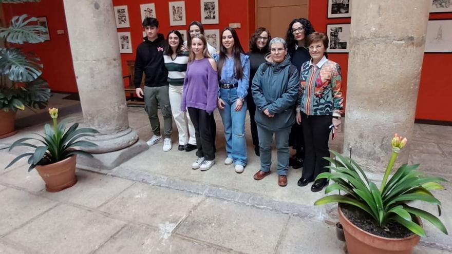 Por la izquierda, Pelayo Valdés, Nerea Fernández, Nerea Maes, Irene Méndez- Vigo, Paula Barral (alumnos), Paz García (profesora), Esther Prieto, Vanessa Gutiérrez y Ana Esther Velázquez (directora), ayer, en el IES Bernardo de Quirós. | D. M.