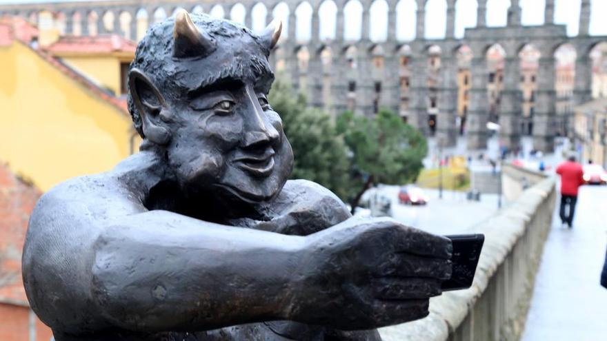 Escultura del diablillo en Segovia.