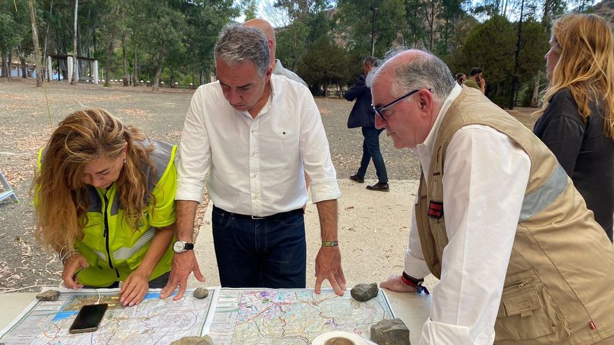 Elías Bendodo, consejero de la Presidencia de la Junta de Andalucía, en el Puesto de Mando Avanzado del incendio de Pujerra