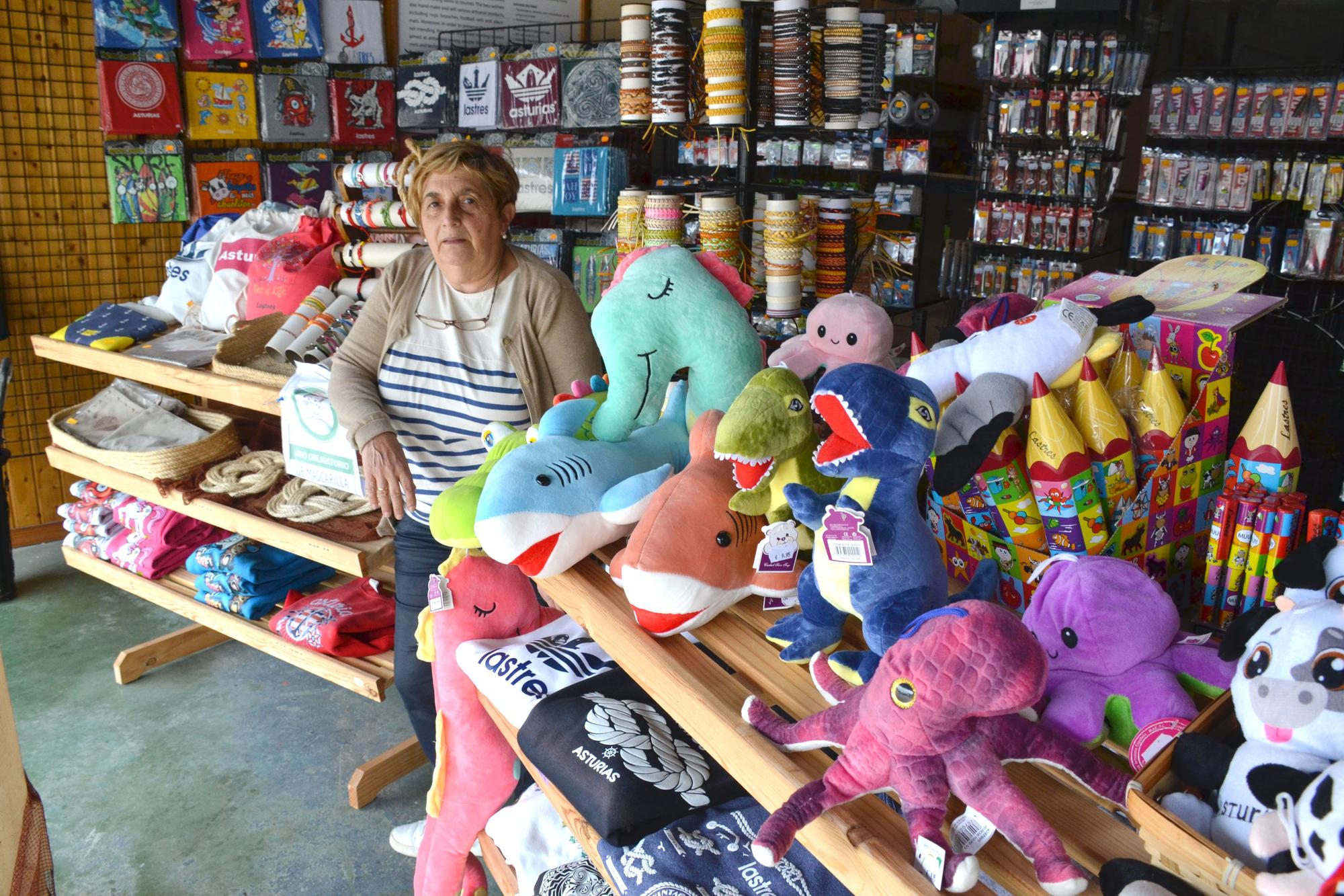 Teté Costales, a la puerta de su tienda de souvenirs y productos artesanales propios, que abre sus puertas en el puerto pesquero.