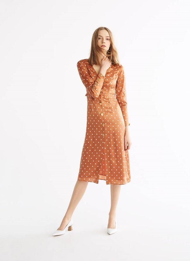 Los salones blancos con tacón geométrico que necesitas para revivir tus vestidos con 'polka dots'