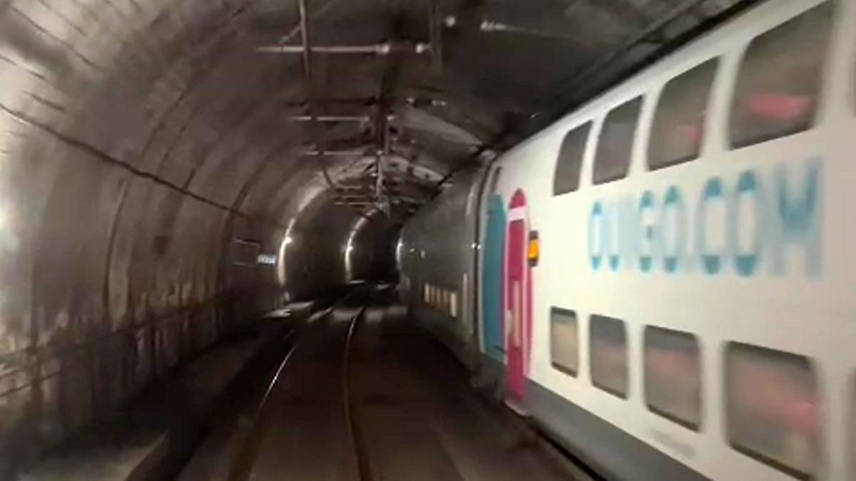Un tren Ouigo en un túnel.