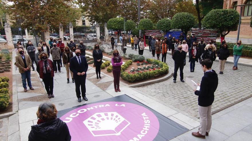 La UCO rechaza la violencia machista con un paro de cinco minutos a las puertas del Rectorado