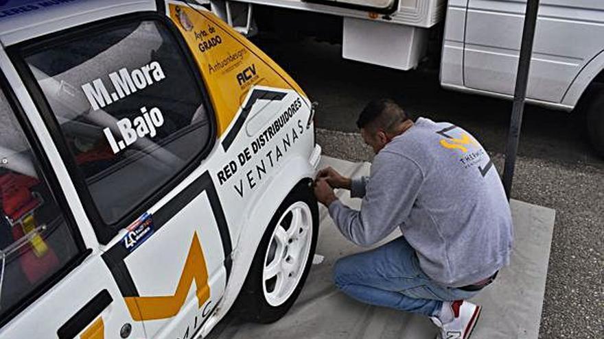 José Manuel Mora, ultimando los detalles de su coche. |  N. Menéndez
