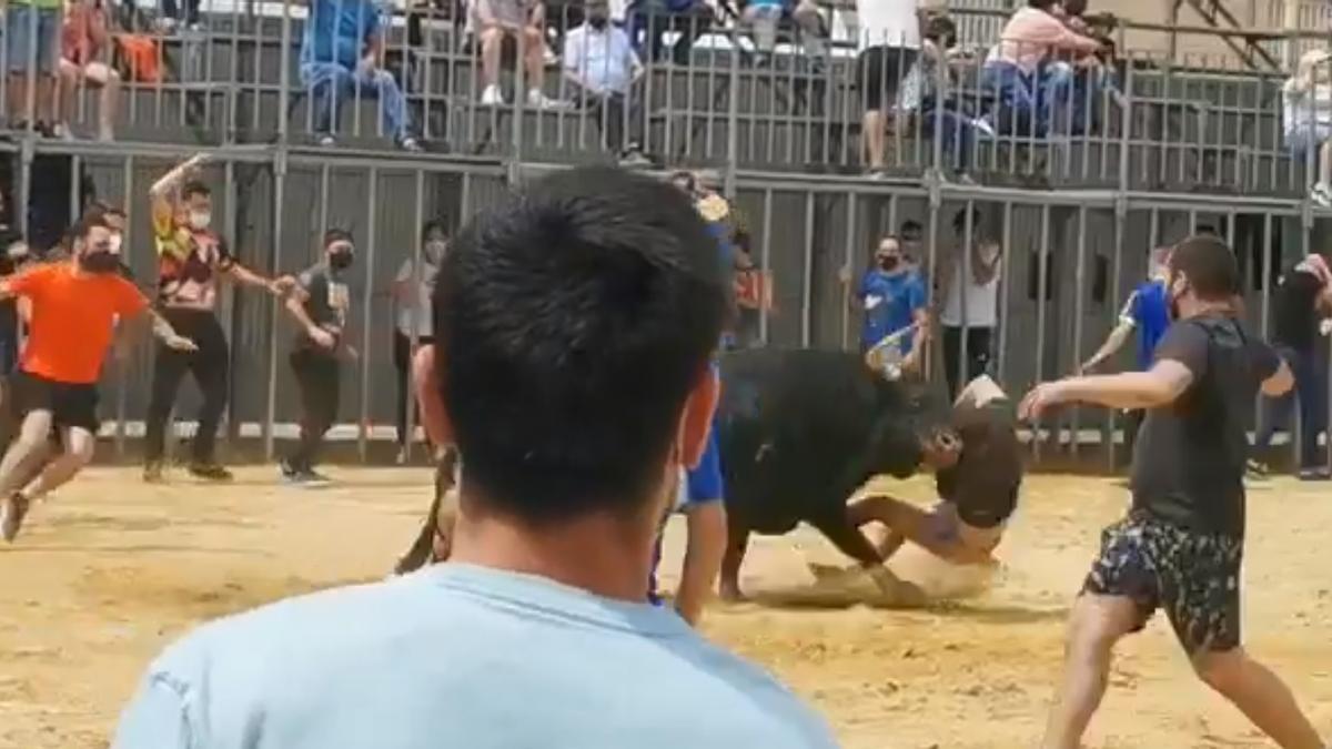 Momento de la cornada en la axila al joven recortador.