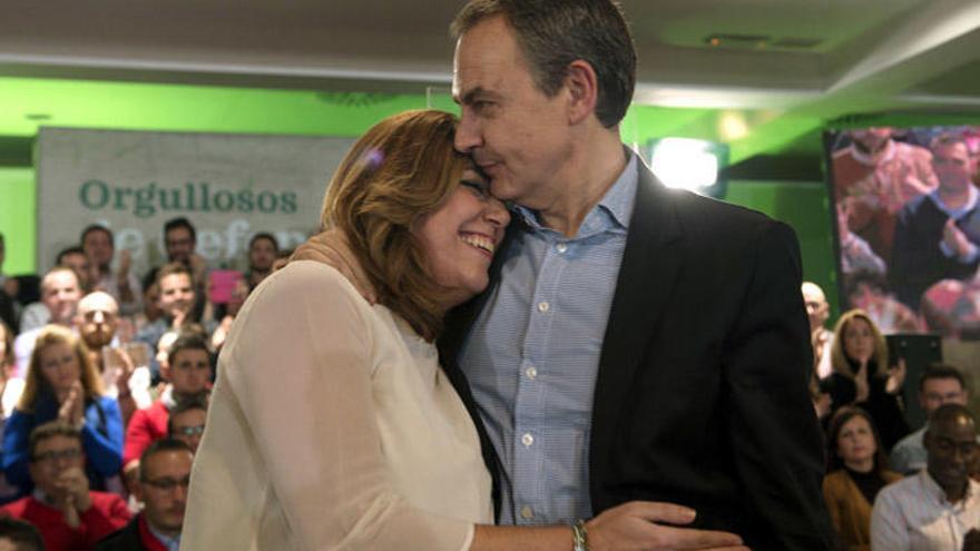 Díaz y Zapatero, en un gesto cariñoso durante el acto que protagonizaron en Jaén.