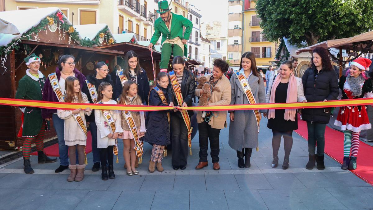 La puesta en marcha del Mercat de Nadal dio la bienvenida a más de un mes de actividades.