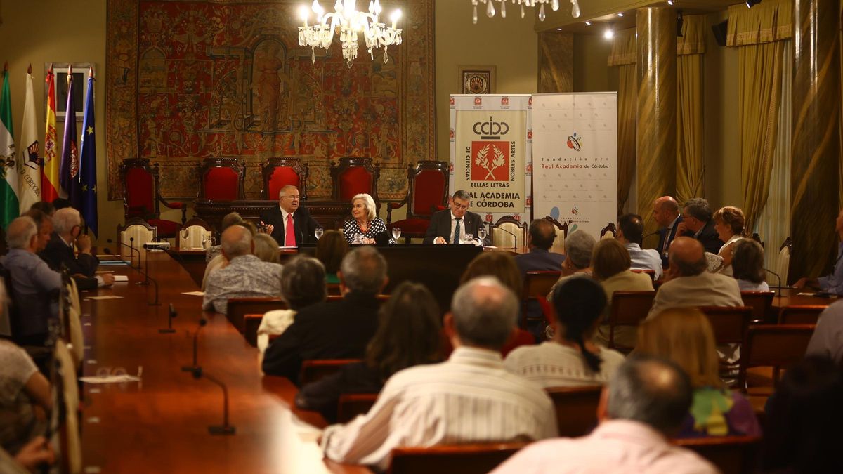 La Real Academia homenajea a Cipriano Martínez Rücker en una sesión abierta.