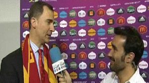 El príncep Felip felicita els jugadors després que ’la Roja’ guanyés l’Eurocopa.