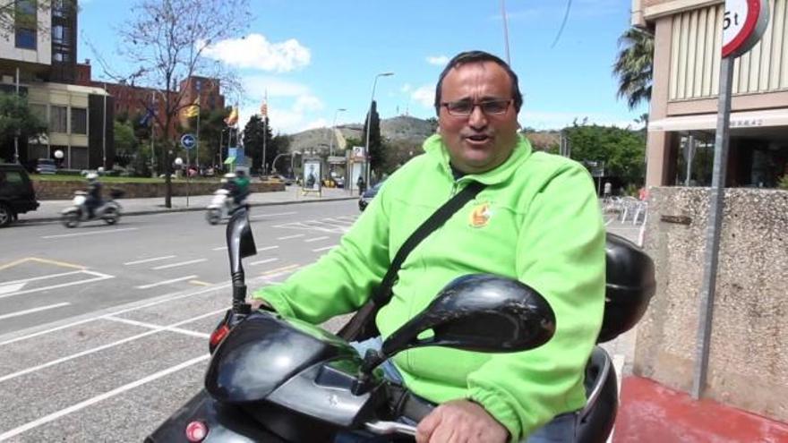 Un aficionado del Valencia viaja al Camp Nou en scooter