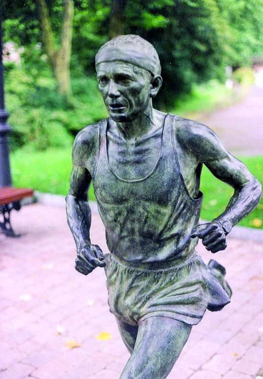 Estatua de Diego García en el paseo que une Azcoitia con Azpeitia. |  // FDV