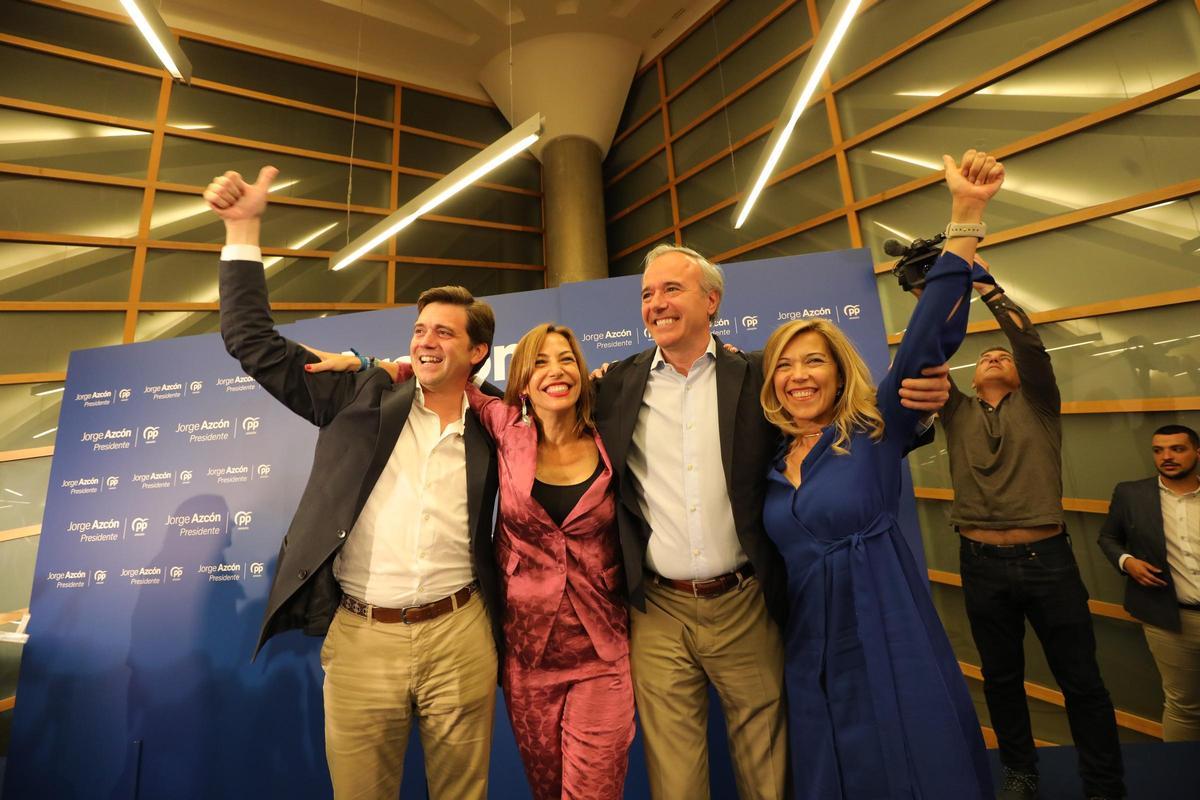 Jorge Azcón celebra junto a Celma, Chueca y Alós la victoria electoral de 2023.