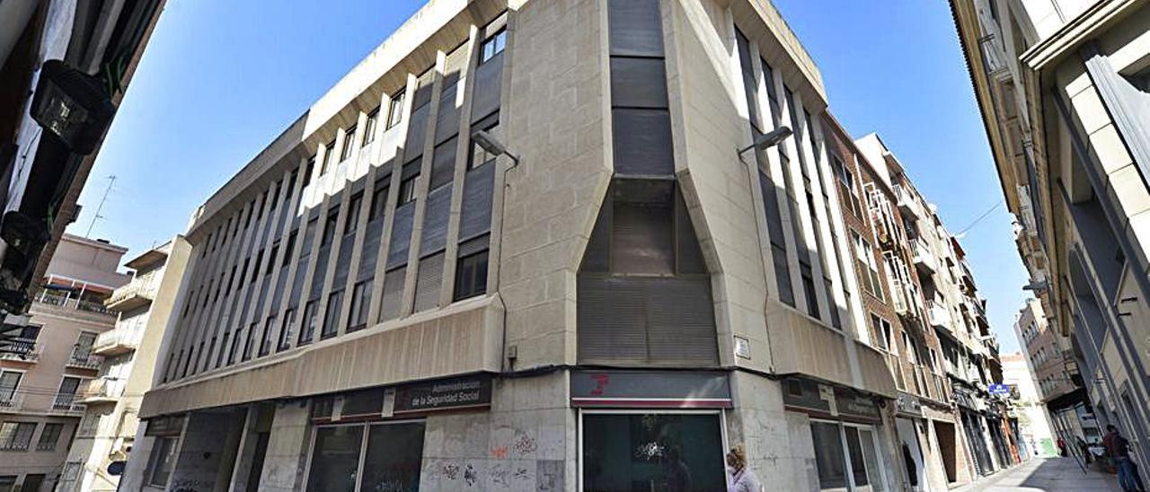 Antiguo edificio de la Tesorería de la Seguridad Social en Elche.  | ANTONIO AMORÓS