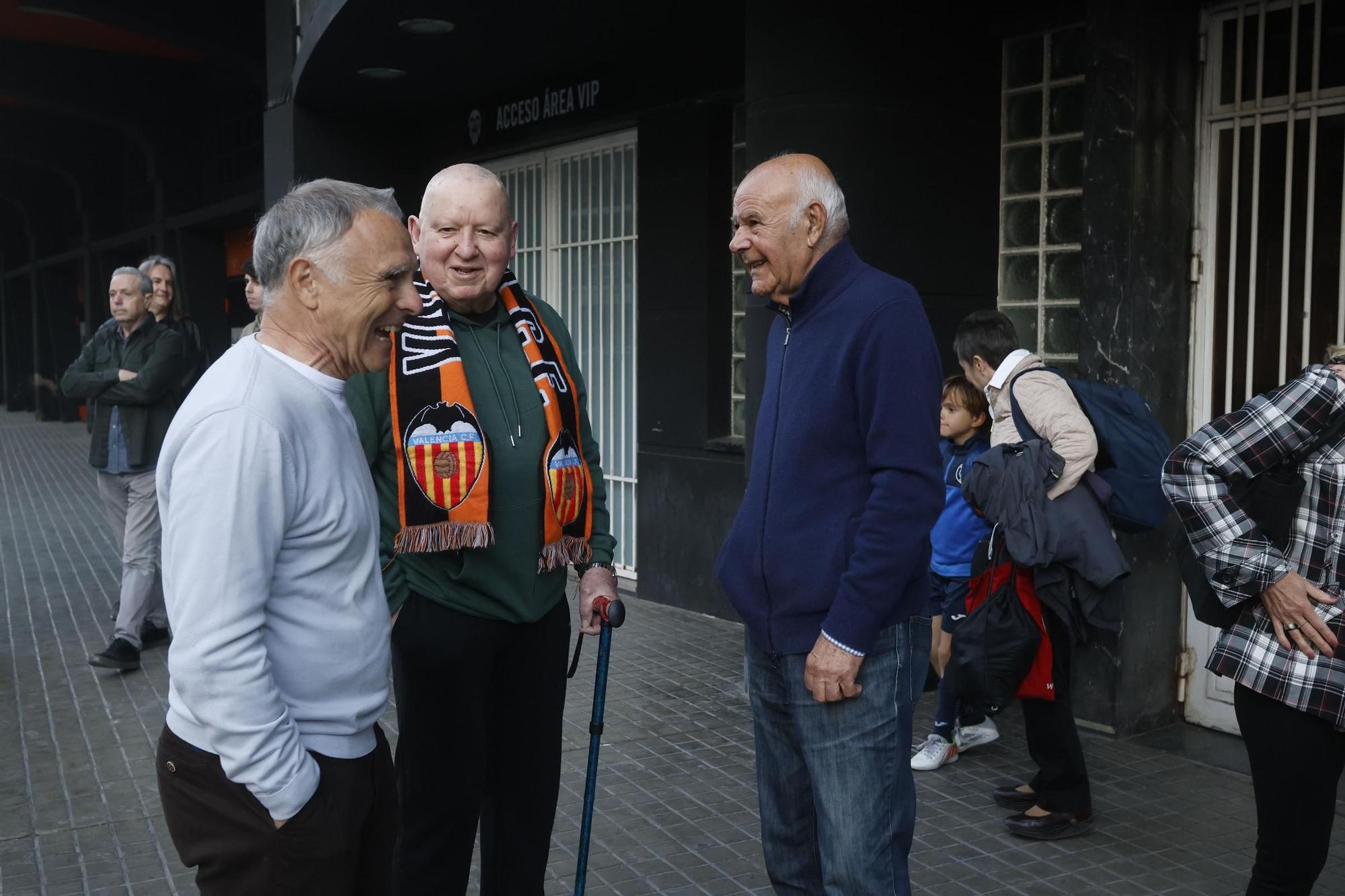 Homenaje al gol de Forment en la puerta de Mestalla