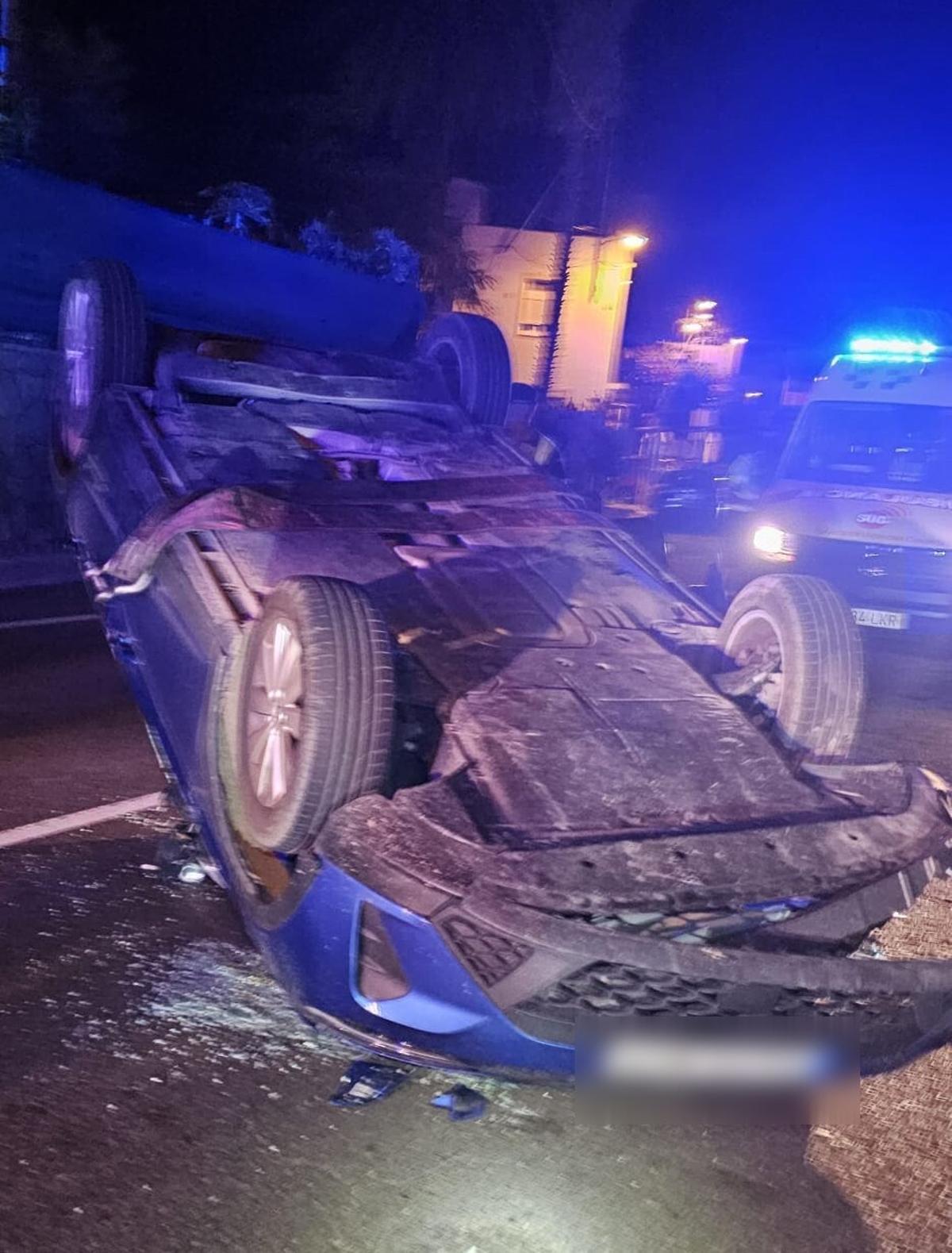 Vuelco de un coche en la madrugada de este lunes en la carretera GC 200, en el municipio de Mogán.