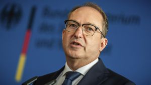 El ministro del Interior alemán, Alexander Dobrindt, durante la rueda de prensa de este martes para informar de la prohibición del grupo Reino de Alemania.
