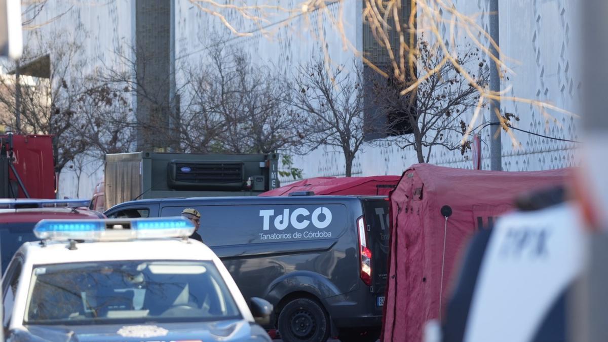 Vehículos del Tanatorio y de la Policía, junto al Instituto de Medicina Legal de Córdoba.